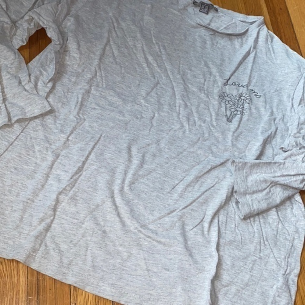3/4 long sleeve cozy grey t shirt love me love me not Primark gently used L.
